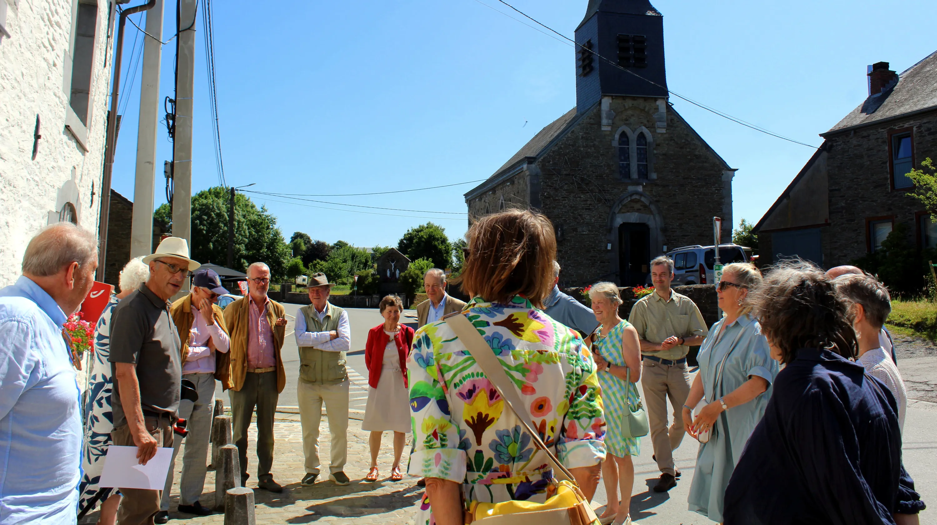 Gilles Pirlot de Corbion accueille les membres de l’Association Royale des Demeures Historiques et Jardins de Belgique devant la Blanche Maison le 3 juillet 2025 Ⓒ 2025 CC BY-NC 4.0 Louise van de Werve