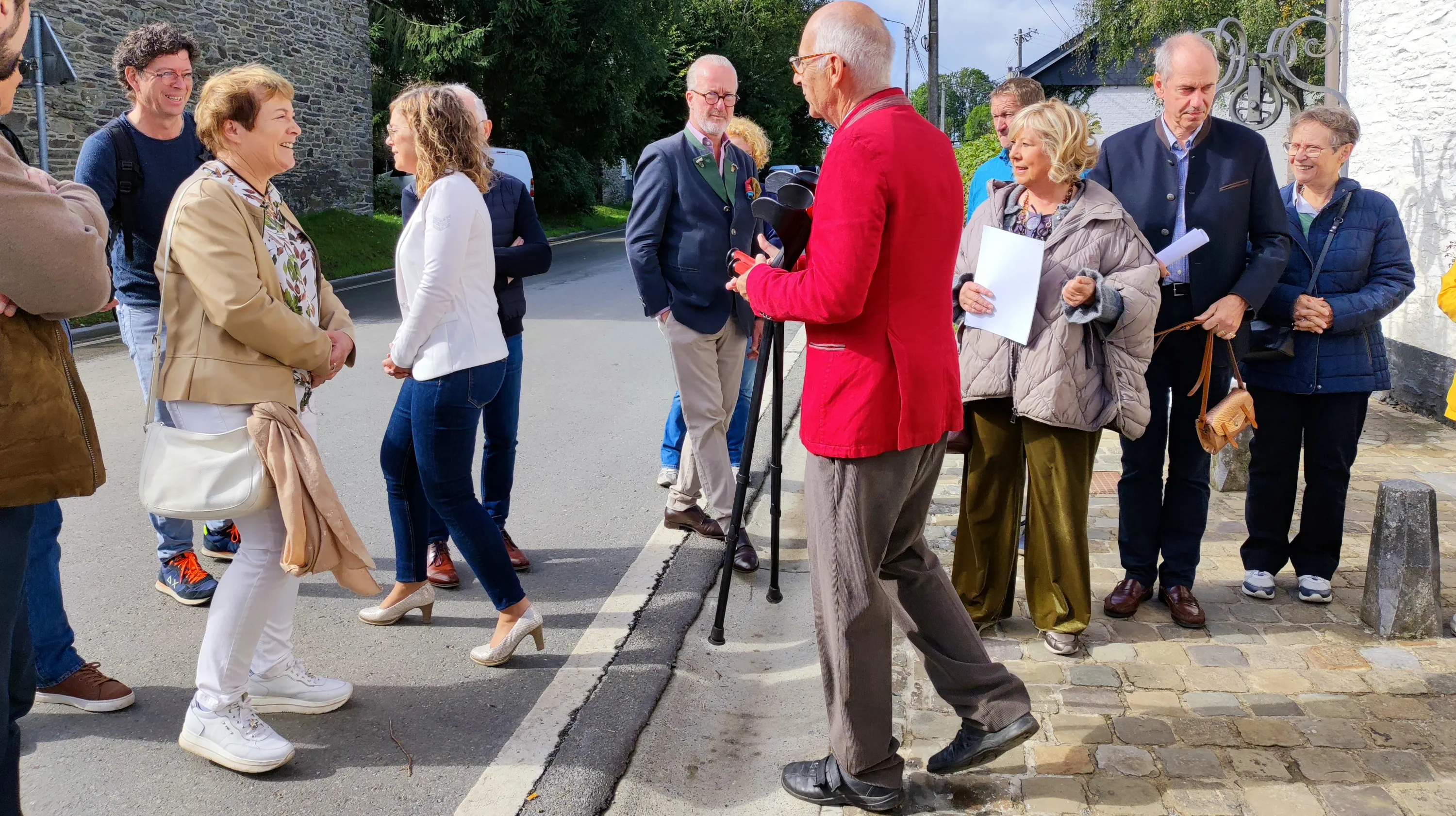Christophe Thiry, Christiane Collinet, Coralie Bonnet, Hubert de Biolley, Gilles Pirlot de Corbion, Martine Delvoye, Emmanuel et Sabine Rogman avant l’inauguration officielle de la Blanche Maison le 13 septembre 2025 à Nisramont Ⓒ 2025 CC BY-NC 4.0 Didier Misson