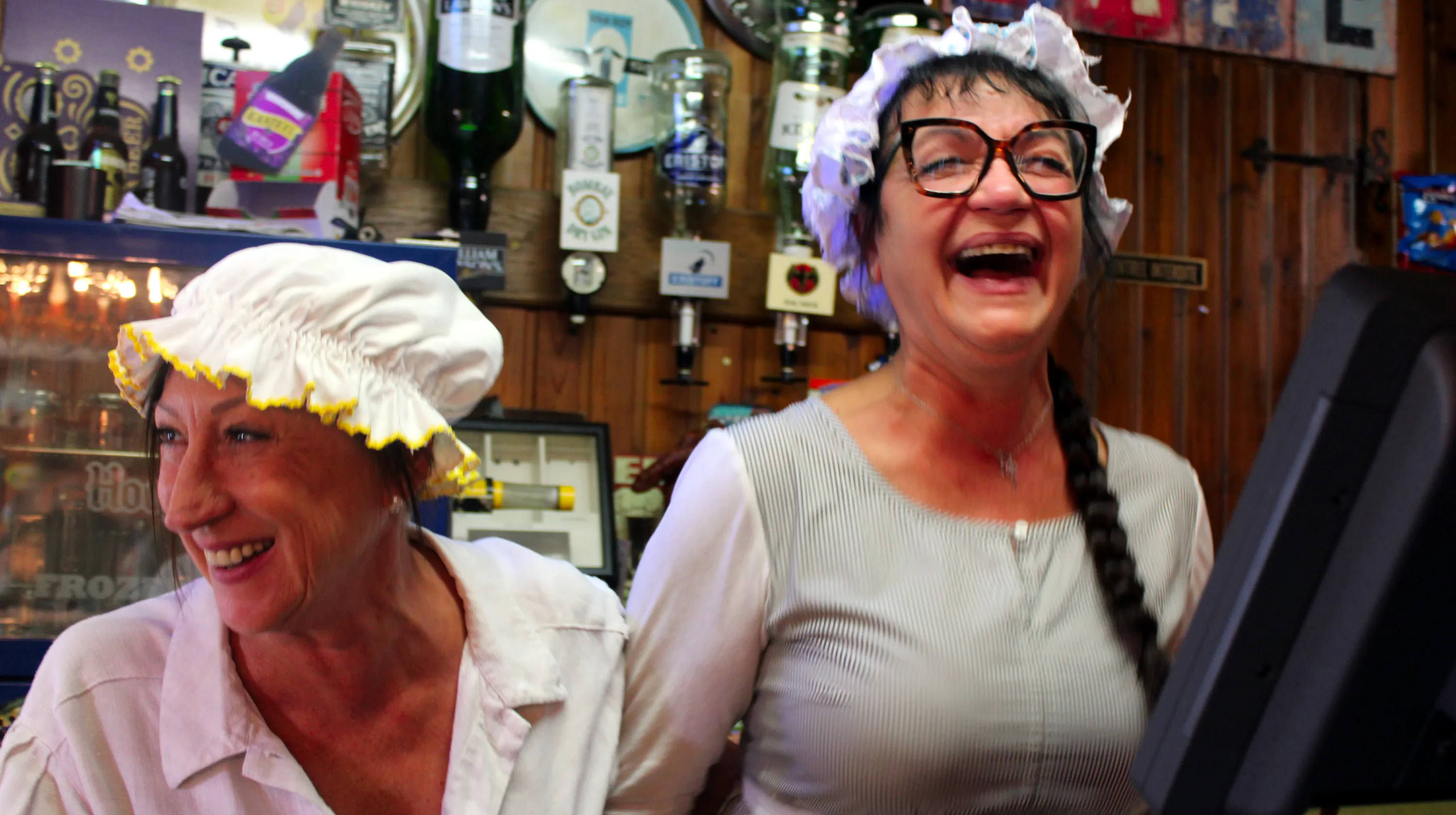 Verre de l’amitié à la taverne ardennaise Le Rustique, bonne maison connue en Ardenne belge pour l’accueil proverbial de la patronne des lieux, après l’inauguration officielle de la Blanche Maison Ⓒ 2025 CC BY-NC 4.0 Didier Misson
