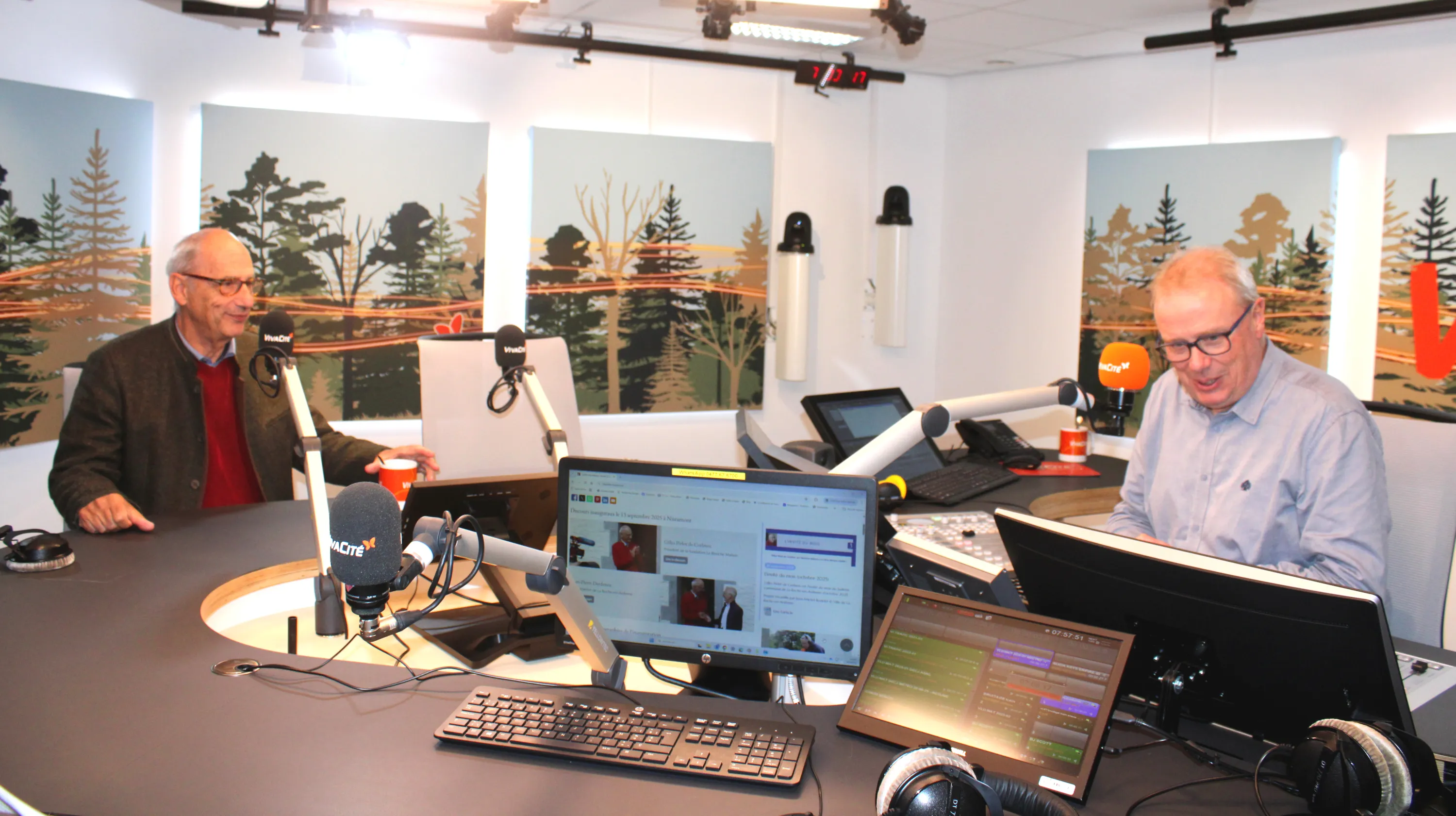 Le journaliste Jean-Marc Decerf veille à afficher le site web de la Blanche Maison quand Gilles Pirlot de Corbion s’installe dans le studio de Vivacité à Libramont lors de l'émission Luxembourg Matin diffusée en direct le 30 septembre 2025 Ⓒ 2025 CC BY-NC 4.0 Gilles Pirlot de Corbion