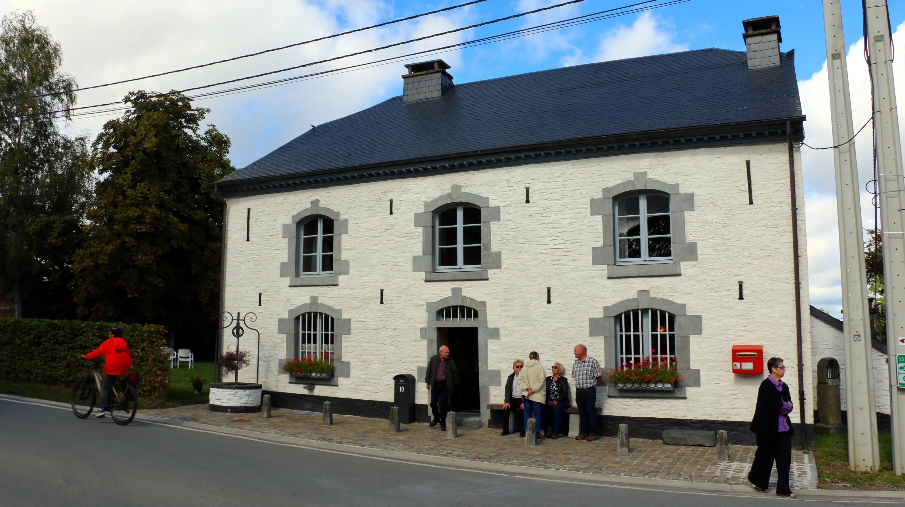 Invités à l'inauguration officielle de la Blanche Maison, le 13 septembre 2025, au terme de la visite guidée. Ⓒ 2025 CC BY-NC 4.0 Didier Misson