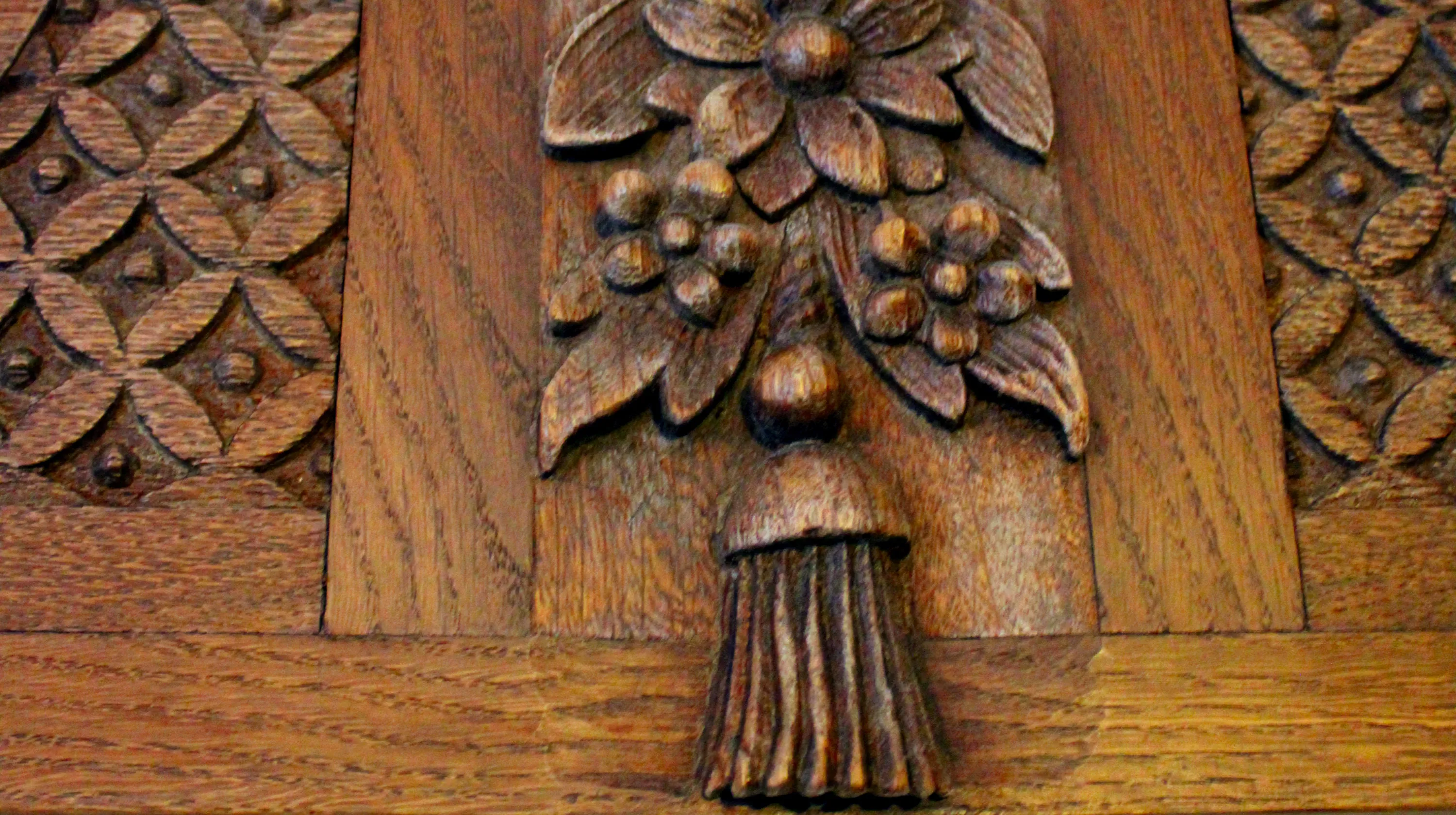 Sculpté au XVIIIe siècle par Jean-Georges Scholtus pour la chapelle de l’ancien couvent des Sœurs Grises de Bastogne, ce panneau a survécu à la dispersion des biens religieux grâce au Docteur Victor Lifrange qui l’avait intégré aux lambris de sa salle à manger à Bertrix au début du XXe siècle. Menacé d'une destruction définitive lors de la démolition du manoir Lifrange le 17 janvier 2022, ce vestige a été sauvé la veille de l’arrivée des bulldozers. Ⓒ 2026 CC BY-NC 4.0 Gilles Pirlot de Corbion