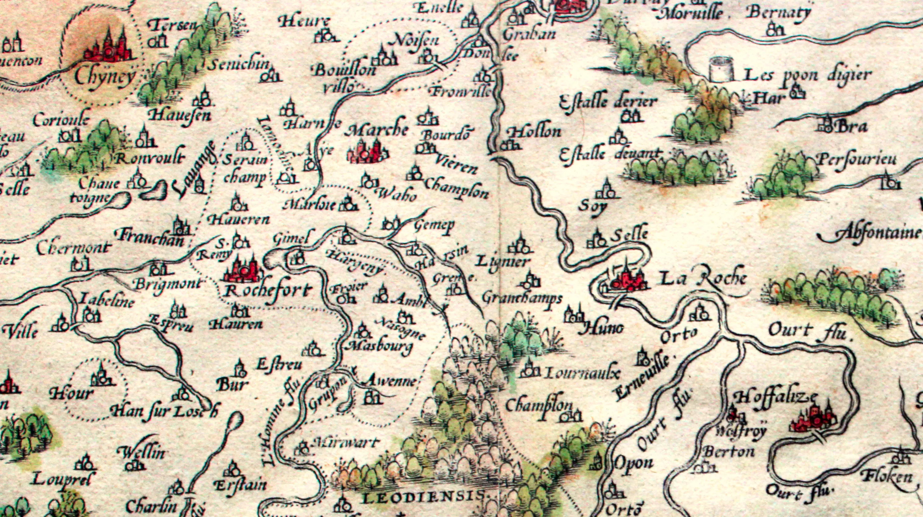 Détail d’une carte géographique du duché de Luxembourg gravée par l'orfèvre Jacques de Surhon, publiée en 1589 dans le Theatrum Orbis Terrarum du géographe Abraham Ortelius, affichant les cités fortifiées de Marche, Rochefort, La Roche et Hoffalize (Houffalize) qui sont marquées de rouge éclatant pour signifier leur importance administrative et militaire. Ⓒ 2026 CC BY-NC 4.0 Gilles Pirlot de Corbion