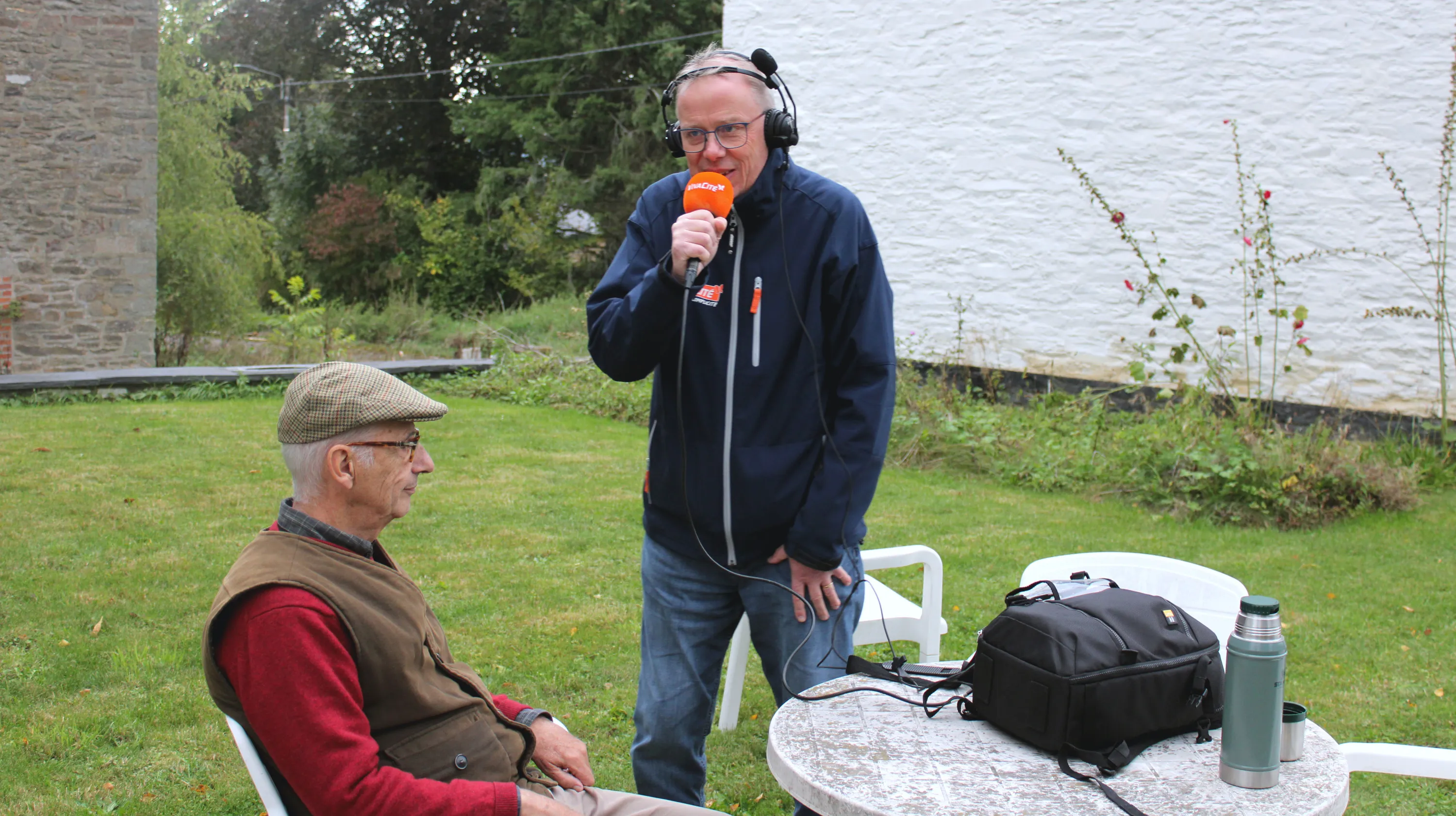 Le 23 septembre 2025, lors d’une interview en direct sur Vivacité dans le jardin de la Blanche Maison, le journaliste de la RTBF Jean-Marc Decerf annonce qu’une capsule temporelle a ouvert ses portes à Nisramont dix jours plus tôt. Ⓒ 2026 CC BY-NC 4.0 Gilles Pirlot de Corbion