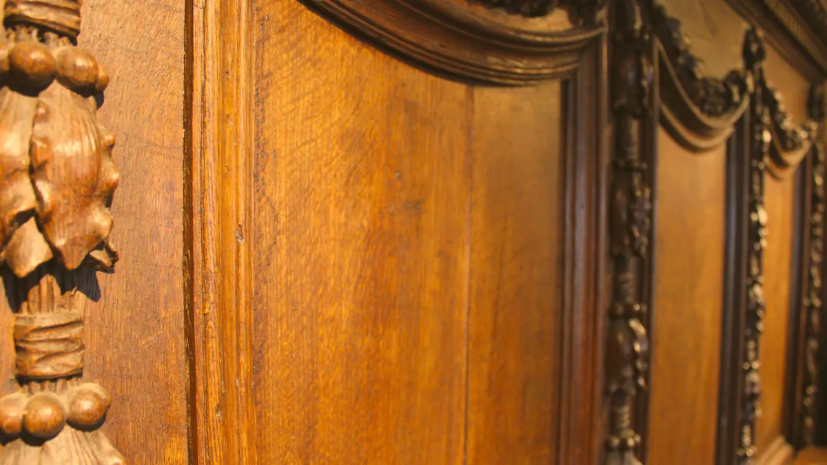 La Blanche Maison expose des meubles ardennais du XVIIIe siècle, pièces profanes et religieuses, témoins d'un savoir-faire artisanal d'exception.