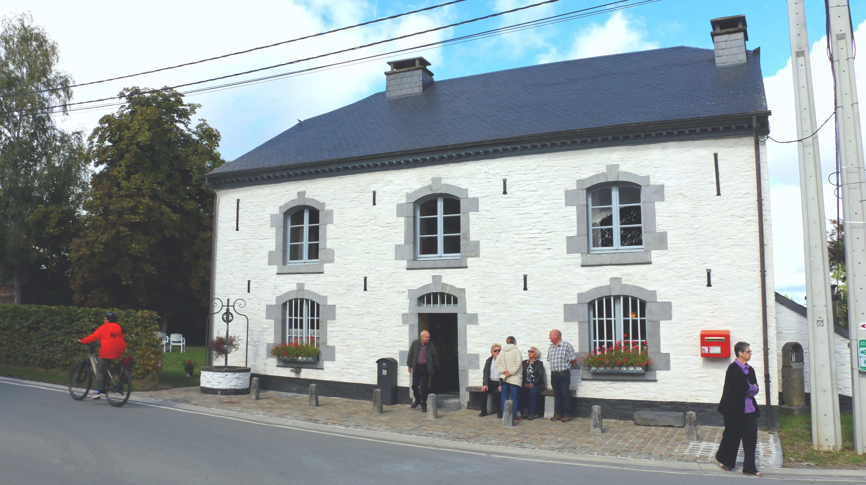 Invités à l'inauguration officielle de la Blanche Maison, le 13 septembre 2025, au terme de la seconde visite guidée. Ⓒ 2026 CC BY-NC 4.0 Didier Misson