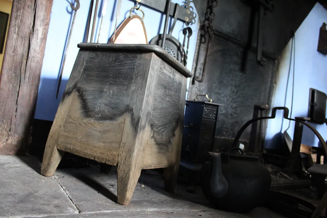 Coffre tabouret destiné à conserver le gros sel à côté du foyer.