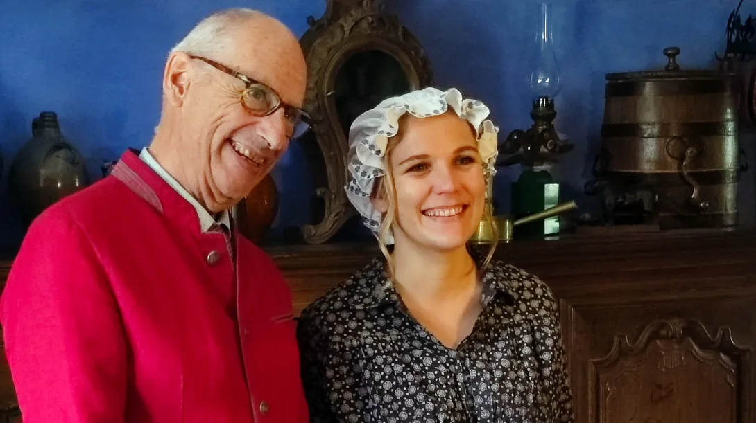 Gilles Pirlot de Corbion en compagnie de Jennifer Sonck dans la cuisine de la Blanche Maison lors de la seconde visite guidée après la réception Ⓒ 2025 CC BY-NC 4.0 Didier Misson