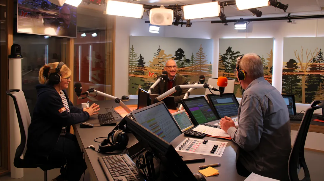 Les journalistes Anne Lemaire et Jean-Marc Decerf invitent Gilles Pirlot de Corbion à s’exprimer en direct lors de l’émission Luxembourg Matin, diffusée sur Vivacité, depuis les studios de la RTBF à Libramont le 30 septembre 2025.