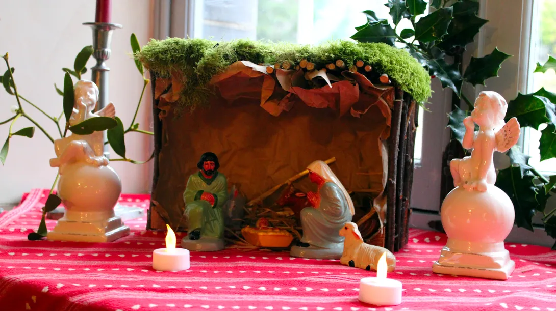 Crèche traditionnelle ardennaise de 1953, aimablement prêtée par Annie Duterme, exposée lors du goûter de Noël à Nisramont le 20 décembre 2025. Ⓒ 2025 CC BY-NC 4.0 Gilles Pirlot de Corbion