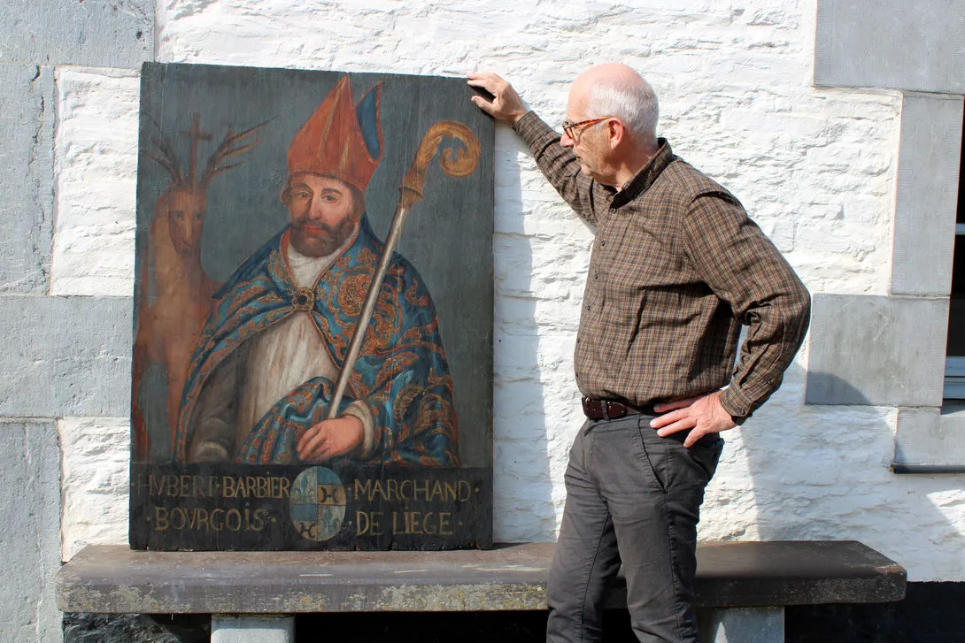 Portrait historié du notable liégeois Hubert Barbier, Gouverneur de l'Hôpital Saint-Abraham, cette peinture sur bois du XVIIe siècle le représente sous les traits de Saint Hubert, vêtu de riches ornements épiscopaux et accompagné du cerf légendaire à la croix rayonnante, témoignant ainsi de la piété et de l'influence sociale de ce marchand bourgeois dont le blason familial orne le registre inférieur de l'œuvre. Ⓒ 2026 CC BY-NC 4.0 Gilles Pirlot de Corbion